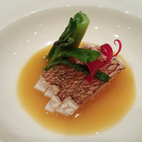 Снимок сделан в Tomo Japanese Restaurant пользователем Cliff S. 12/24/2015