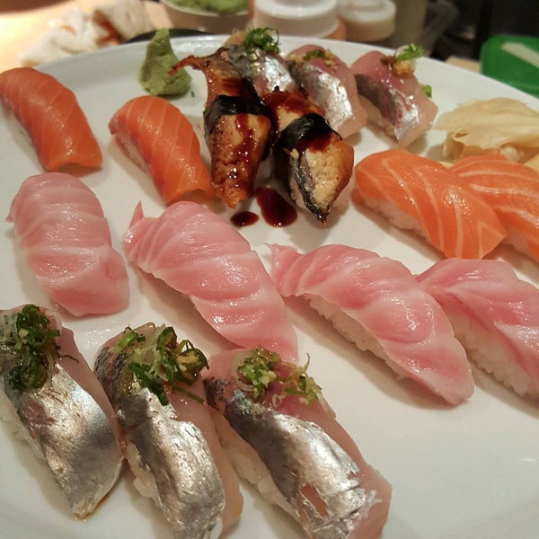 Снимок сделан в Tomo Japanese Restaurant пользователем Cliff S. 2/13/2016