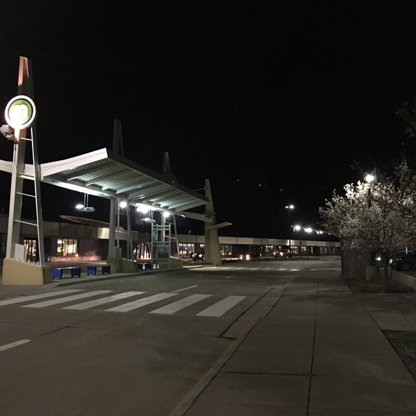 Foto tirada no(a) Quad City International Airport (MLI) por Bob R. em 4/14/2016
