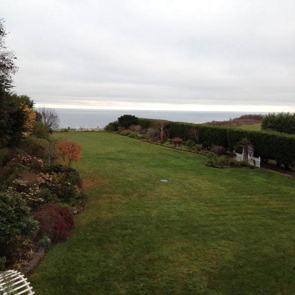 Photo taken at Sea Cliff Gardens Bed &amp; Breakfast by Genna D. on 11/25/2013