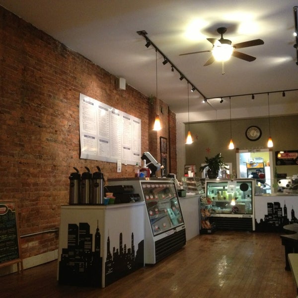 Foto tomada en Harry G&#39;s New York Deli and Cafe  por Christopher S. el 12/29/2012