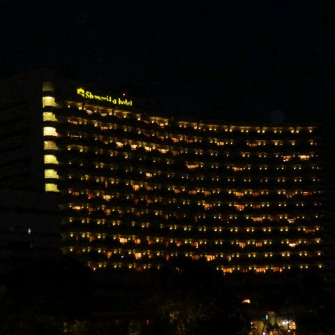 Photo taken at Shangri-La Hotel, Bangkok by Yansen G. on 12/28/2012