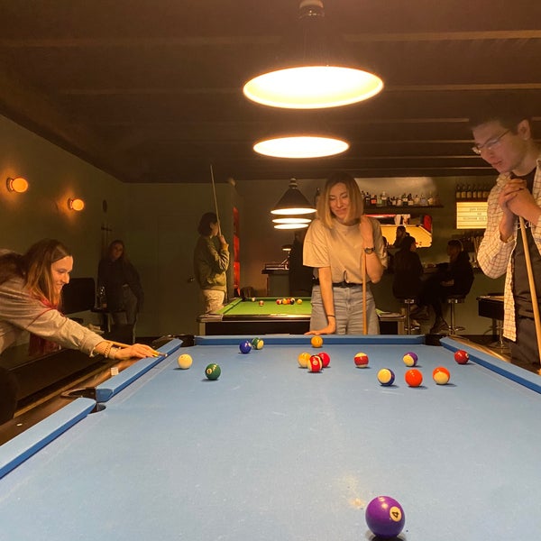 бильярд на курской 15 шар. бильярдные шарики для тренировки. москва столешников переулок 7с5 круглый шар. круглый бильярдный стол. красный шар бильярд.