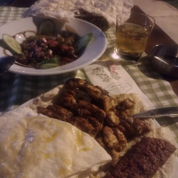 Das Foto wurde bei Asma Altı Ocakbaşı Restaurant von M. ŞAHIN... am 8/11/2020 aufgenommen