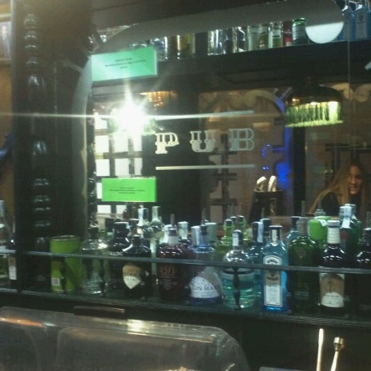 Foto diambil di La Ruleta Gin Tonic Bar Madrid oleh Jesus G. pada 11/16/2012
