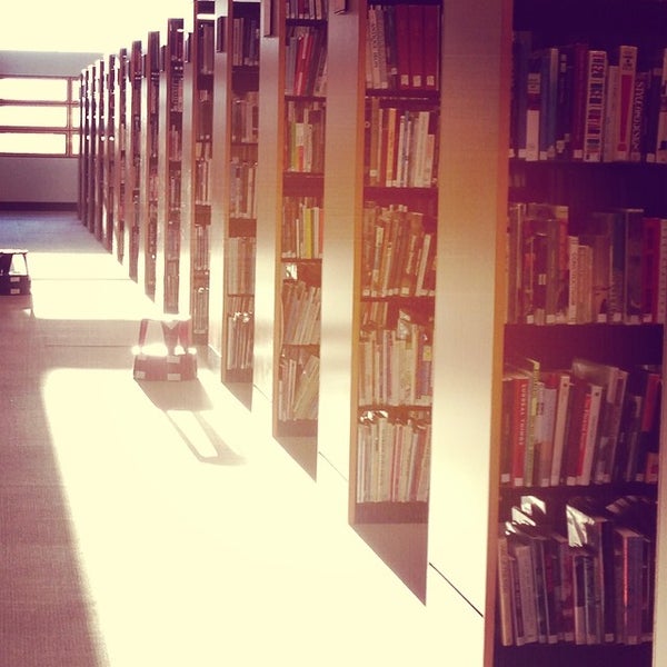 Foto tirada no(a) Akron-Summit County Public Library: Main Branch por Michael D. em 2/28/2014