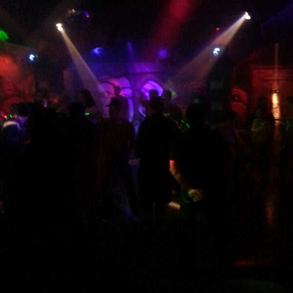 รูปภาพถ่ายที่ Neo Nightclub โดย Brian &quot;AKA Mad Tinker 2&quot; D. เมื่อ 6/30/2013
