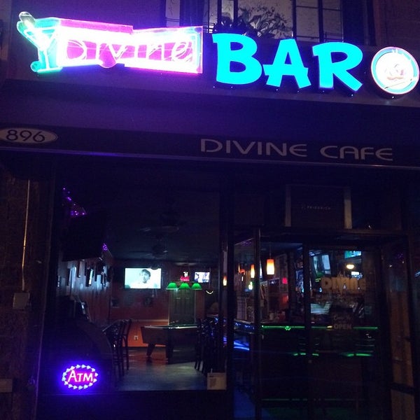 4/4/2015 tarihinde Rich H.ziyaretçi tarafından Divine Bar &amp; Grill'de çekilen fotoğraf