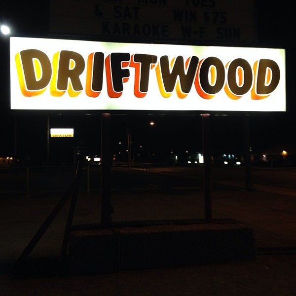 รูปภาพถ่ายที่ Driftwood Bar &amp; Lounge โดย Rich H. เมื่อ 12/17/2013