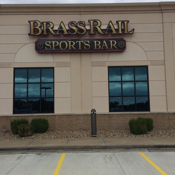 Foto diambil di Brass Rail - Restaurant, Sports Bar &amp; Pool Hall oleh Rich H. pada 9/9/2014