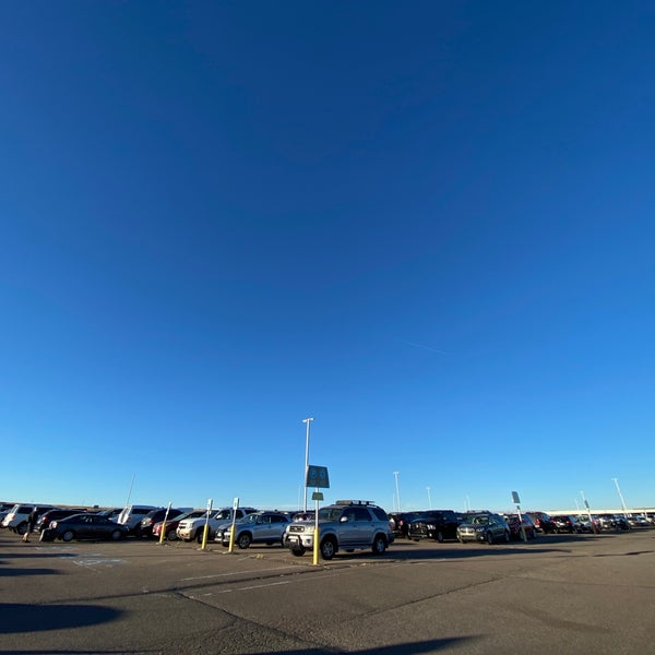 10/22/2021 tarihinde Aaron M.ziyaretçi tarafından Canopy Airport Parking'de çekilen fotoğraf