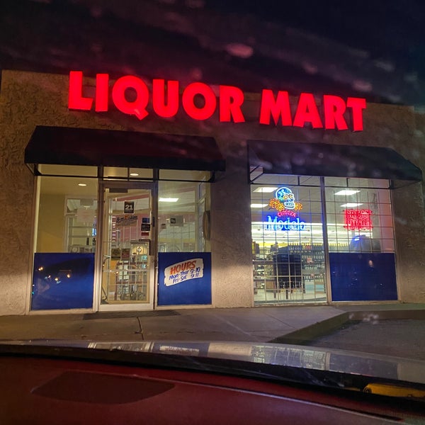 Foto tirada no(a) Colorado Liquor Mart por Aaron M. em 3/27/2022