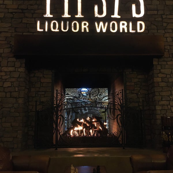 Foto diambil di Tipsy&#39;s Liquor World oleh Aaron M. pada 1/21/2020