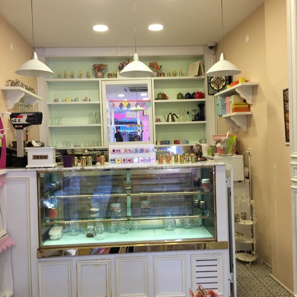 Das Foto wurde bei Büyükada Şekercisi Candy Island Cafe Patisserie von Aslıhan Ç. am 9/8/2019 aufgenommen