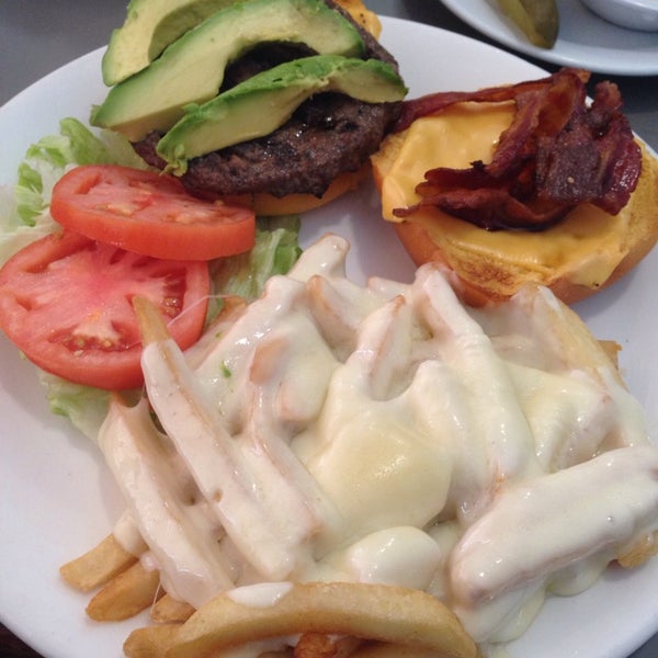 Foto tomada en Crosstown Diner  por Jay C. el 3/30/2014