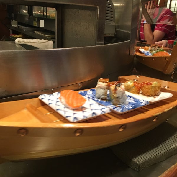 รูปภาพถ่ายที่ Sushi Boat โดย Clément S. เมื่อ 6/12/2016