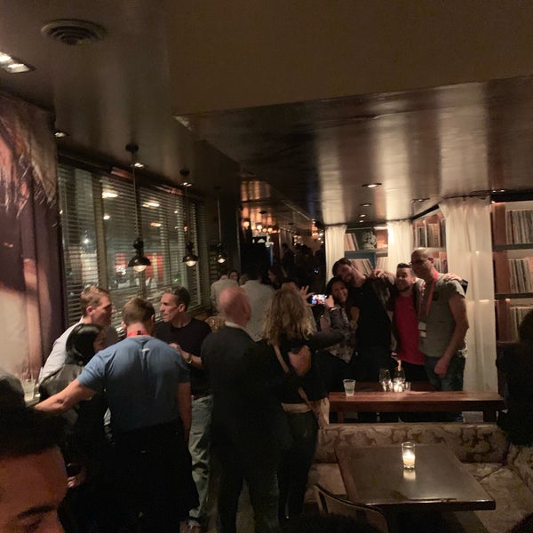 Photo taken at CHAMBERS eat + drink by Clément S. on 8/8/2019