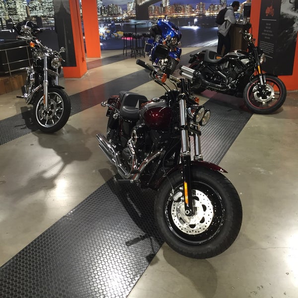 10/16/2015 tarihinde Ugur T.ziyaretçi tarafından Harley-Davidson of New York City'de çekilen fotoğraf