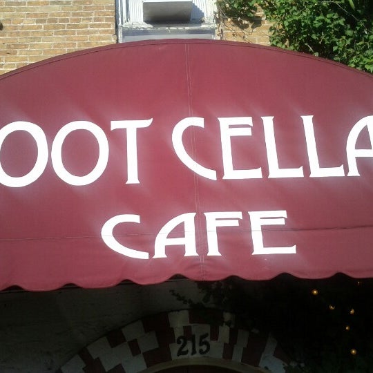 Foto tirada no(a) Root Cellar Cafe por Felipe S. em 9/22/2012
