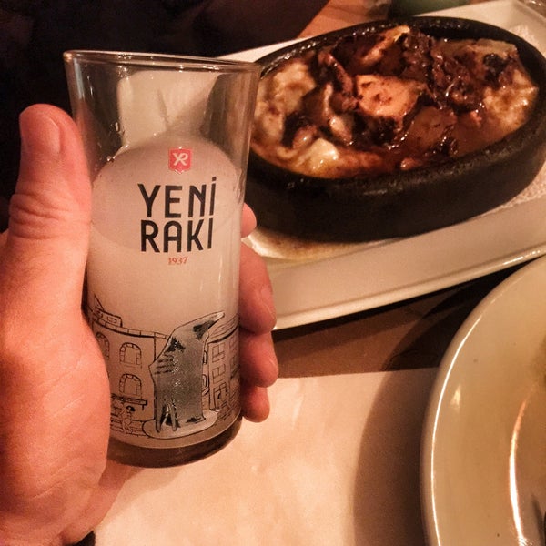 Снимок сделан в Bordo &quot;Eski Dostlar&quot; Restaurant пользователем Kerem Çağlar T. 12/9/2016