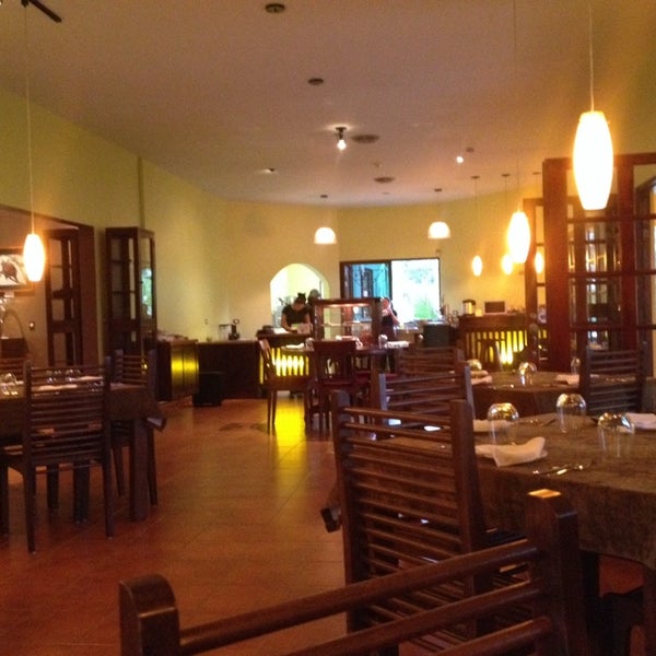 Das Foto wurde bei Restaurante Mango at Isla Verde von Jesse am 10/12/2013 aufgenommen