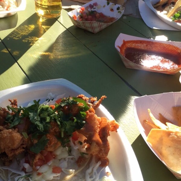 Foto scattata a San Pedro Fish Market Grille da Roxanne L. il 11/18/2015