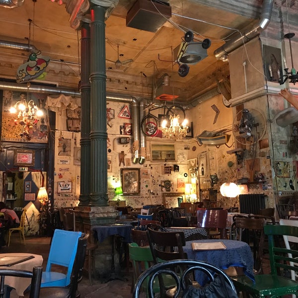 Снимок сделан в Csendes Vintage Bar &amp; Cafe пользователем Petri N. 4/22/2019