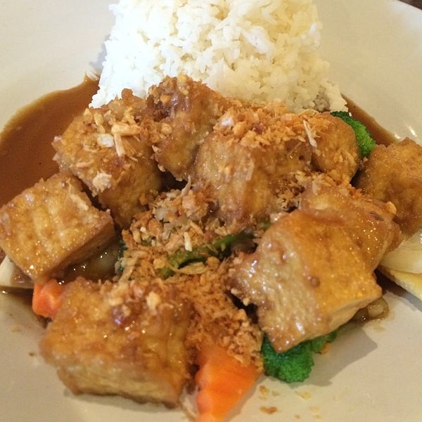 Photo taken at Bangkok Dee Thai Cuisine by Alicia on 7/29/2014