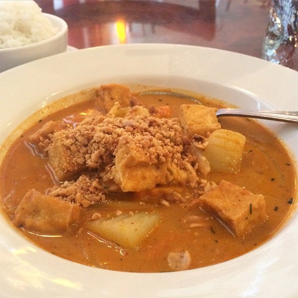 Photo taken at Bangkok Dee Thai Cuisine by Alicia on 4/21/2015