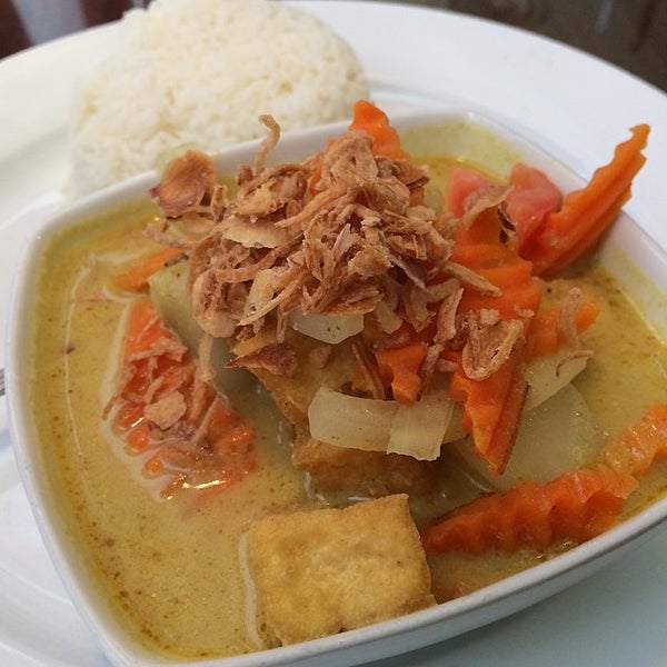 Photo taken at Bangkok Dee Thai Cuisine by Alicia on 5/22/2014