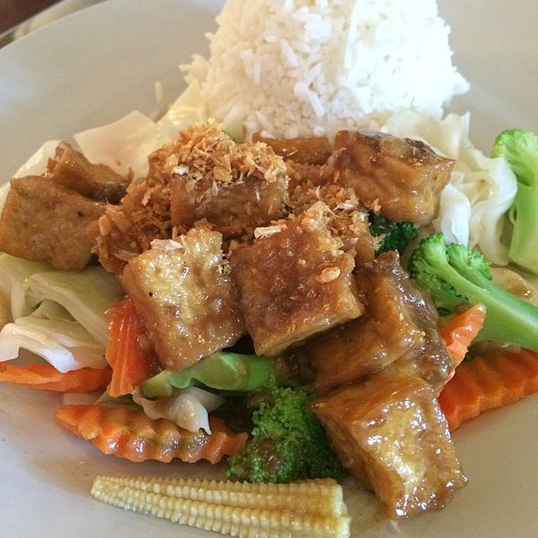 Photo taken at Bangkok Dee Thai Cuisine by Alicia on 8/21/2014