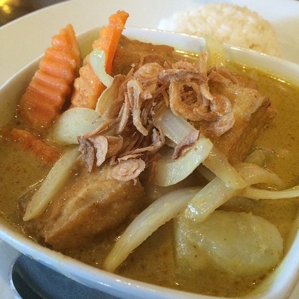 Photo taken at Bangkok Dee Thai Cuisine by Alicia on 7/15/2014