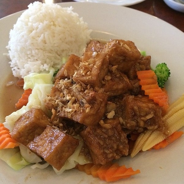 Photo taken at Bangkok Dee Thai Cuisine by Alicia on 4/8/2014