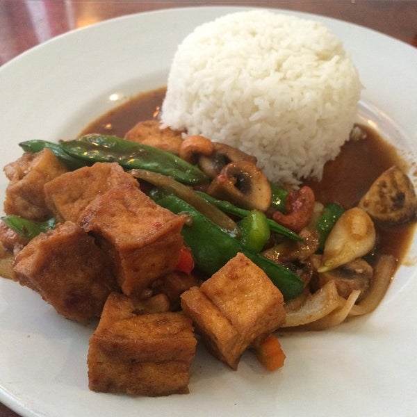 Photo taken at Bangkok Dee Thai Cuisine by Alicia on 4/7/2015