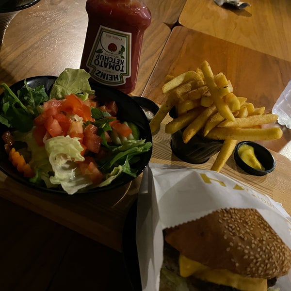 Снимок сделан в Cozy Burger &amp; Steak пользователем Can 1/6/2021