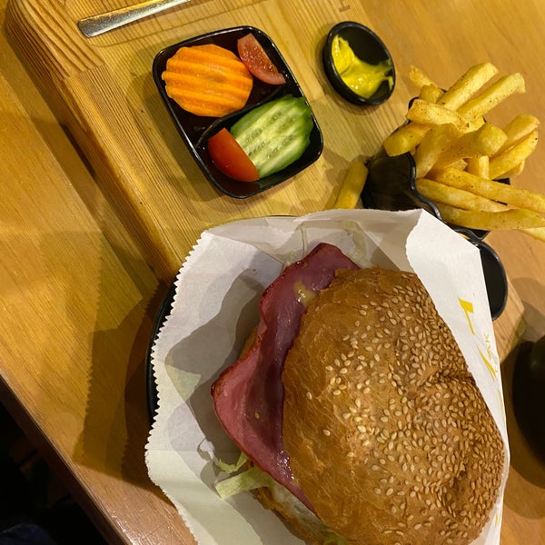 2/2/2022 tarihinde Canziyaretçi tarafından Cozy Burger &amp; Steak'de çekilen fotoğraf