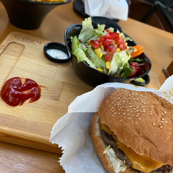 Photo taken at Cozy Burger &amp; Steak by Can on 8/18/2020