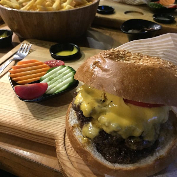 Photo taken at Cozy Burger &amp; Steak by Can on 11/4/2019