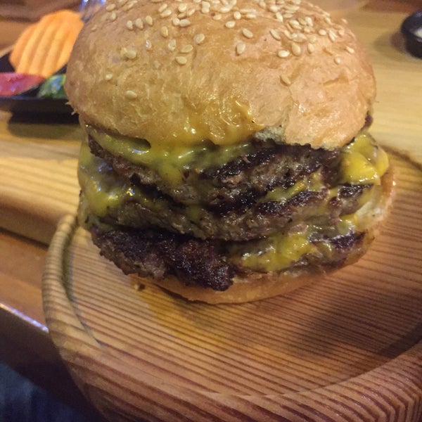 Снимок сделан в Cozy Burger &amp; Steak пользователем Can 9/4/2018