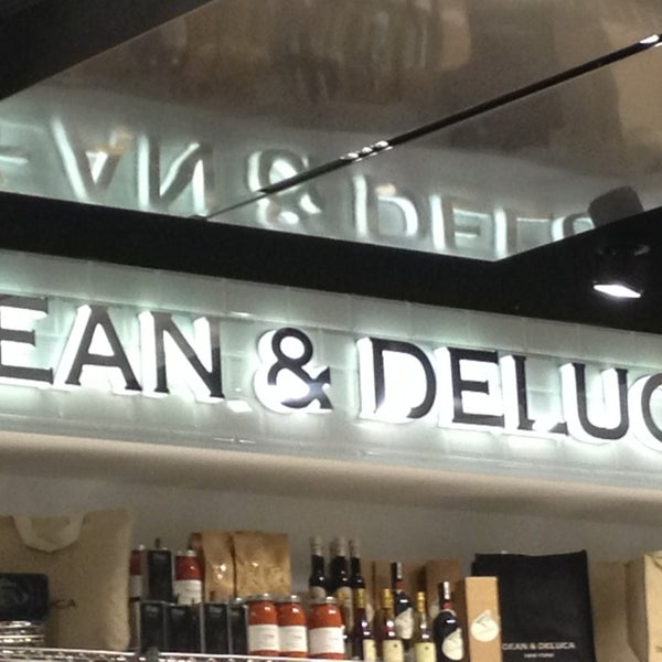 รูปภาพถ่ายที่ Dean &amp; Deluca โดย Işıl เมื่อ 1/17/2013