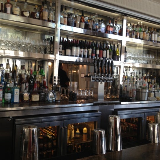 Foto diambil di Livingston Restaurant+Bar oleh Megan B. pada 10/5/2012