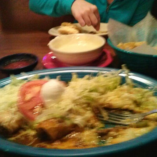 Das Foto wurde bei La Parrilla Mexican Restaurant von Justin W. am 2/3/2013 aufgenommen