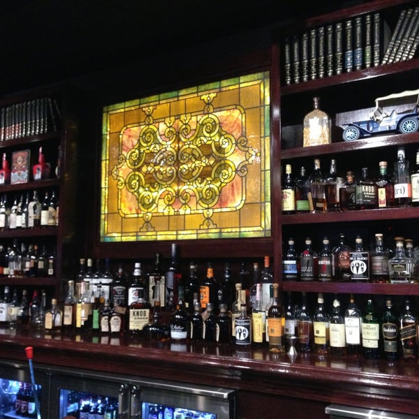 รูปภาพถ่ายที่ Down One Bourbon Bar &amp; Restaurant โดย Blake W. เมื่อ 7/31/2013