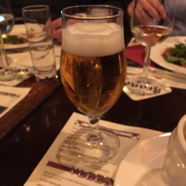 Кафе вьетнамский стиль. Rest h. Подушка intex 68672. Дерево в интерьере ресторана. Интерьер кафе под дерево.