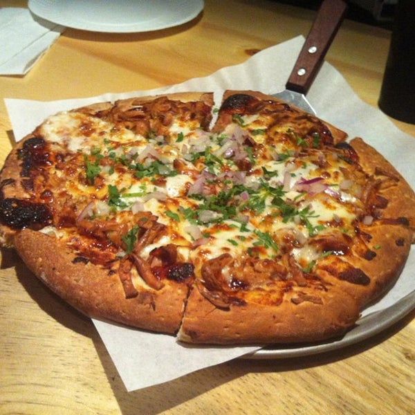 Foto tomada en John&#39;s Pizza Works  por John&#39;s Pizza Works el 3/17/2016