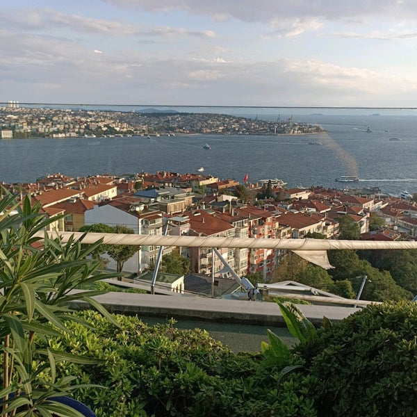 รูปภาพถ่ายที่ Summit Bar &amp; Terrace โดย Tarık Ç. เมื่อ 9/30/2020