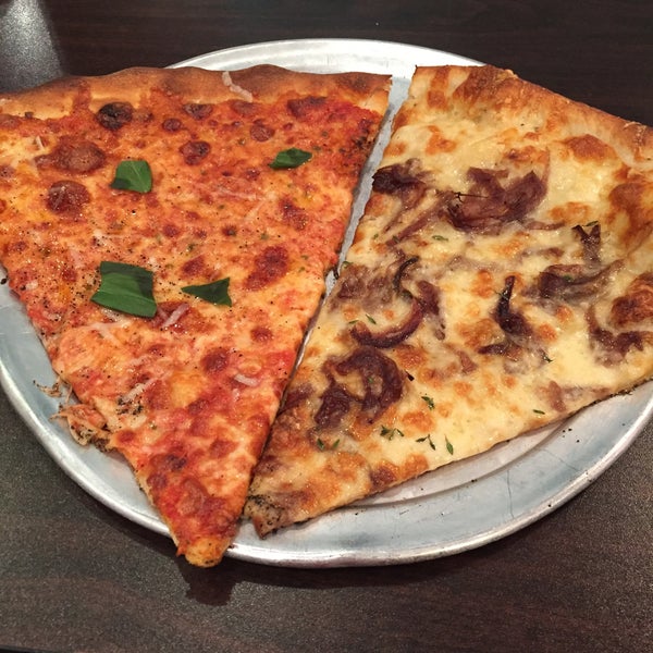 10/31/2015 tarihinde Adam M.ziyaretçi tarafından Pizza Brain'de çekilen fotoğraf