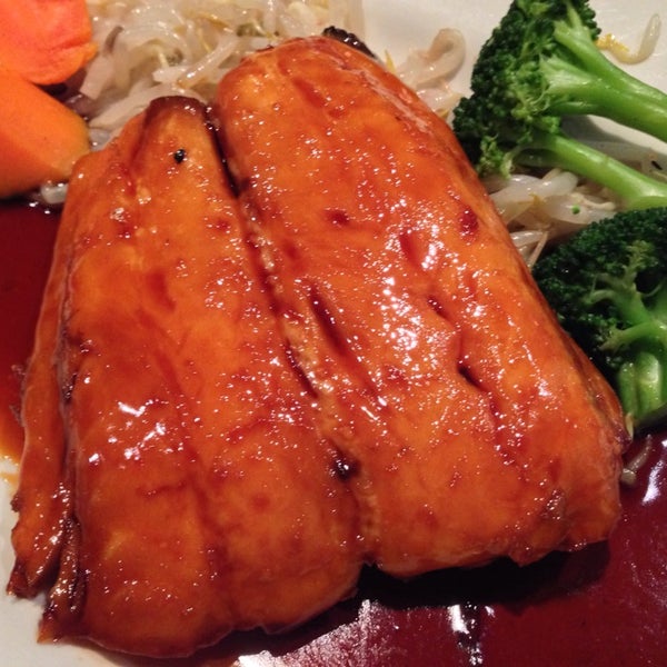 Das Foto wurde bei East Japanese Restaurant von Supisara C. am 9/25/2013 aufgenommen