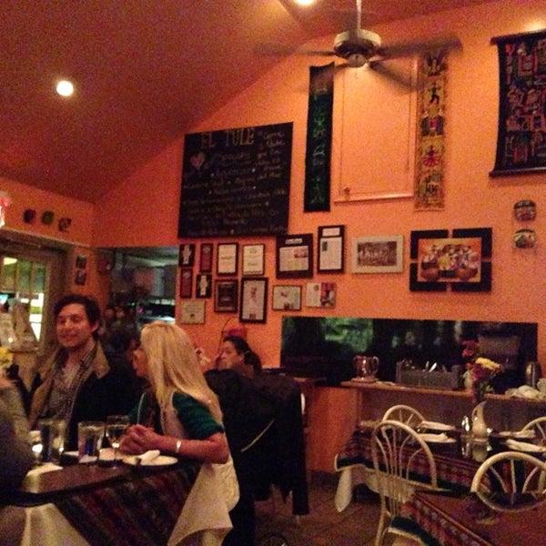 Das Foto wurde bei El Tule Mexican and Peruvian Restaurant von Supisara C. am 10/28/2013 aufgenommen