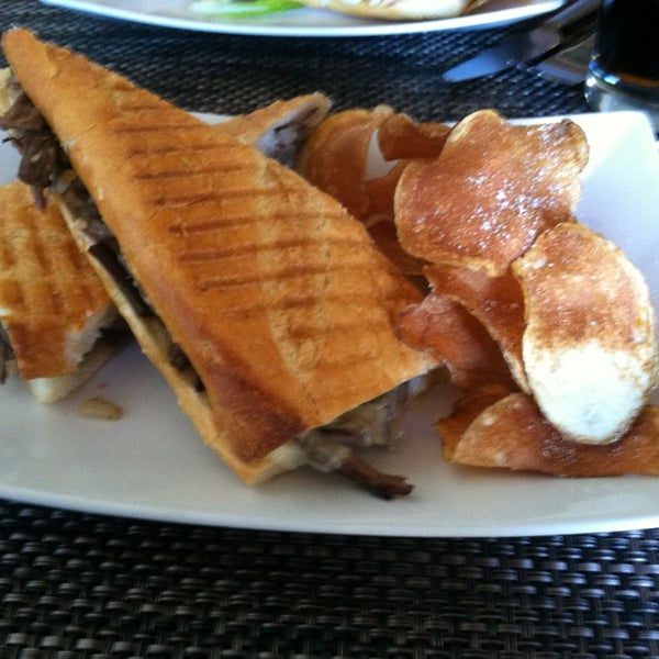 2/14/2013 tarihinde Sheri M.ziyaretçi tarafından Gustazo Cuban Restaurant and Cafe'de çekilen fotoğraf